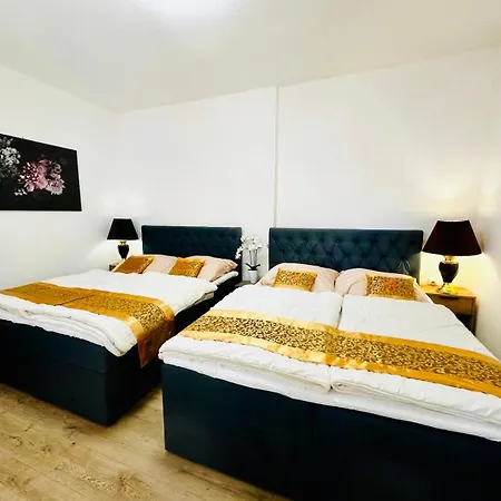 Modern Gem Near Center * Κάρλοβι Βάρι